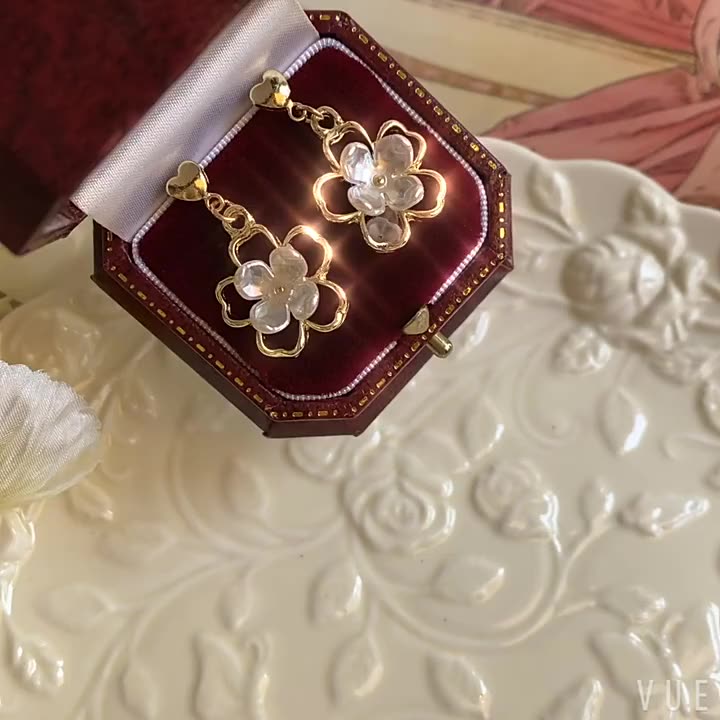 Stereo White Flower Earrings Ear Clips